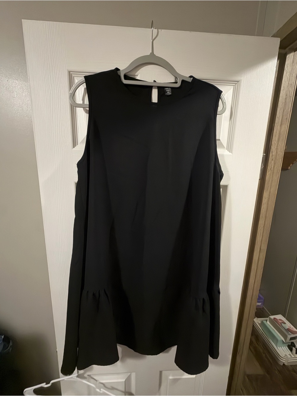SHEIN Black Sleeveless Ruffle-Hem Shift Dress with Keyhole